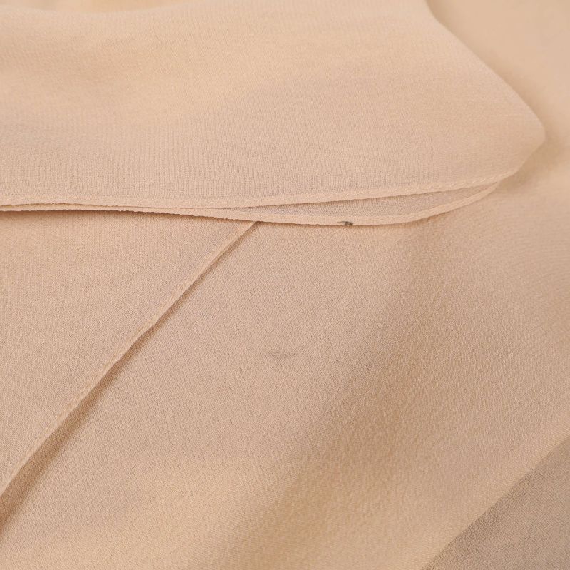 Närbild på tyg och sydda kanter i beige scarf