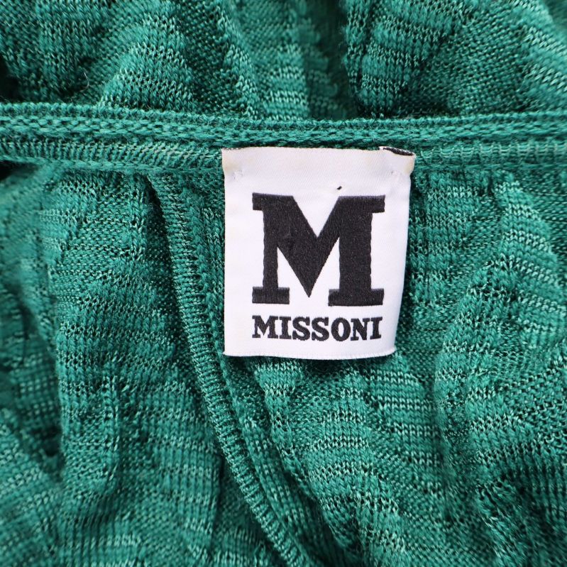 Närbild på M Missoni-varumärke i kragen