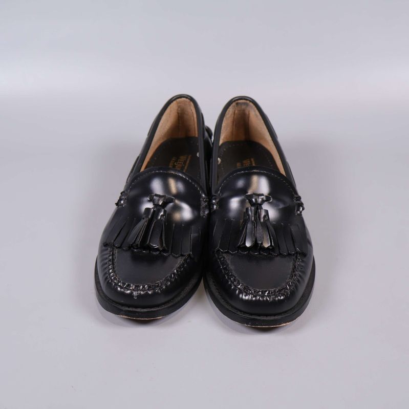 Loafers med tofs fotograferad framifrån