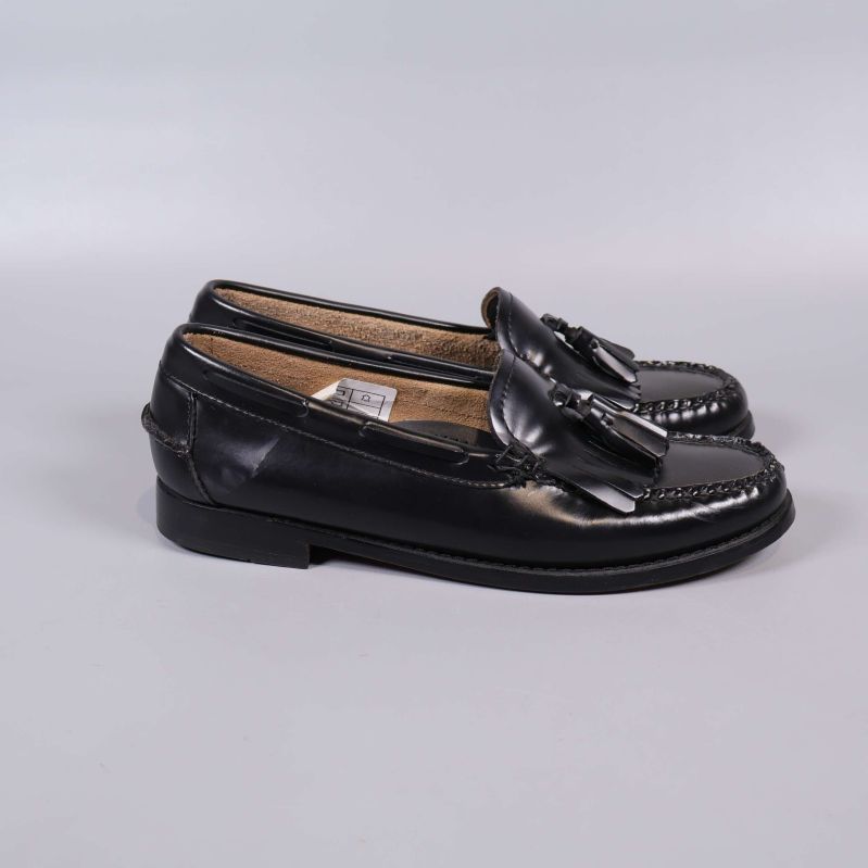 Loafers med tofs fotograferad från sidan