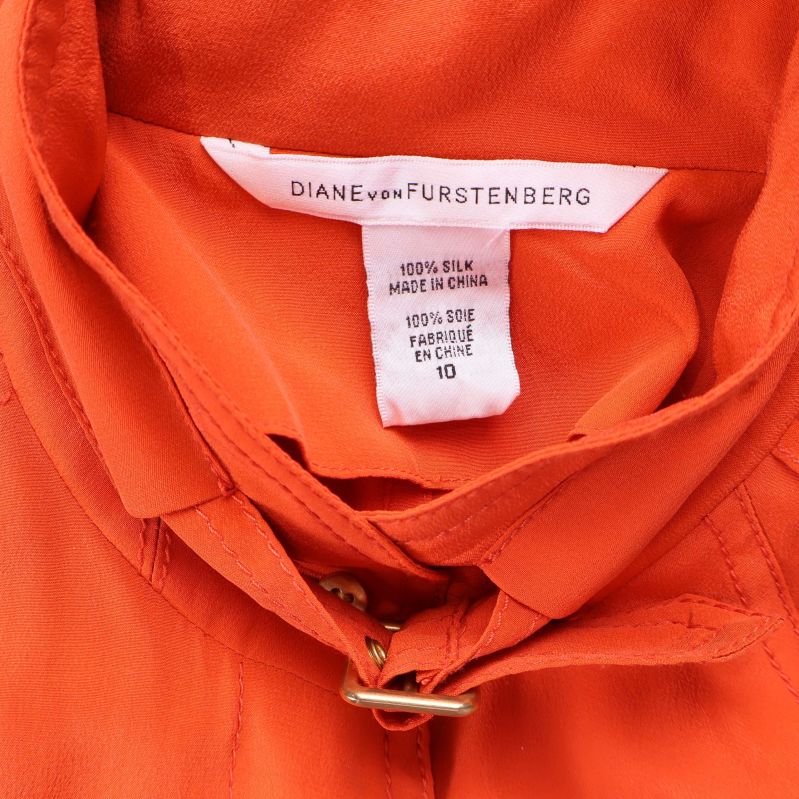 Närbild på etikett från Diane von Furstenberg med materialuppgifter