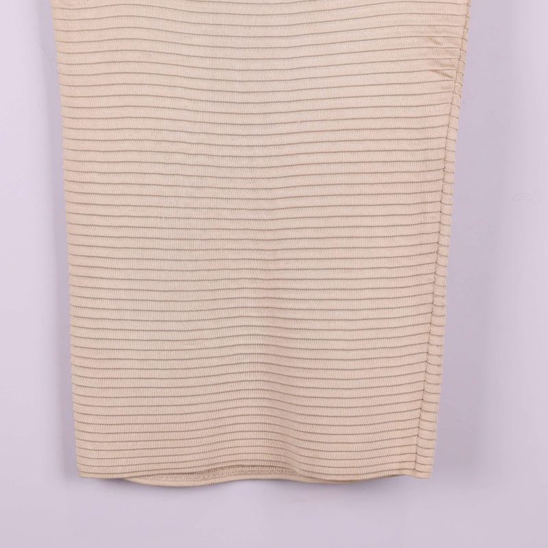 Nederdel av stickad beige kjol med tydlig ribbstruktur