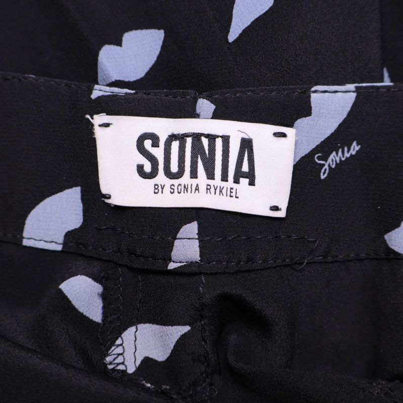 Närbild på etikett med texten Sonia by Sonia Rykiel på byxans insida