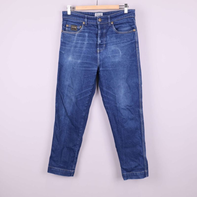 Framsida av blå stretchjeans 