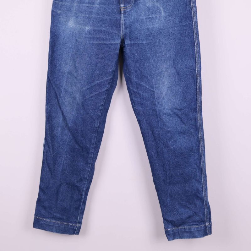 Benavslut på blå  jeans med synlig tvätt