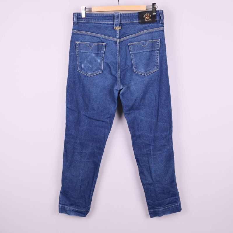 Baksida av blå jeans med två fickor och kontrastsömmar