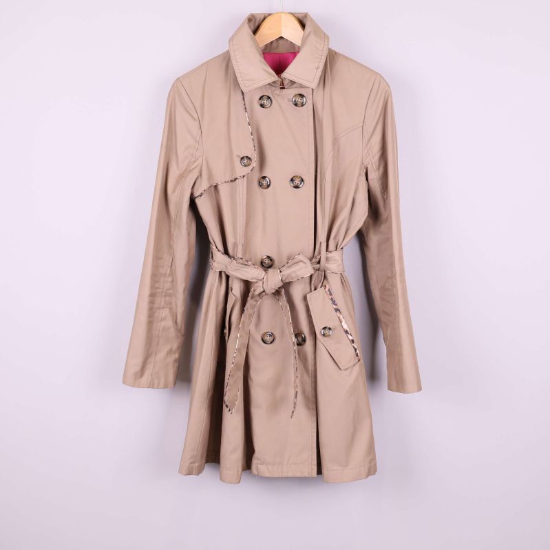 Beige trenchcoat med skärp 
