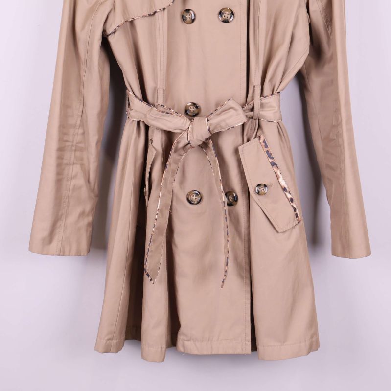 Nedre del av trenchcoat med knytskärp och ficka
