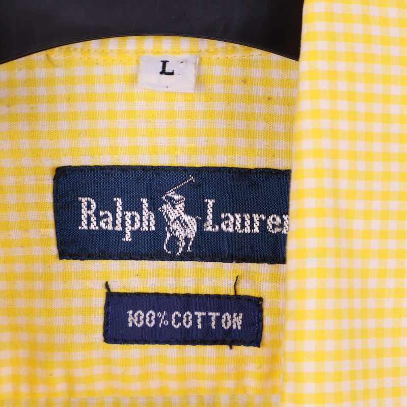 Närbild på Ralph Lauren-logga och tygetikett med materialinfo