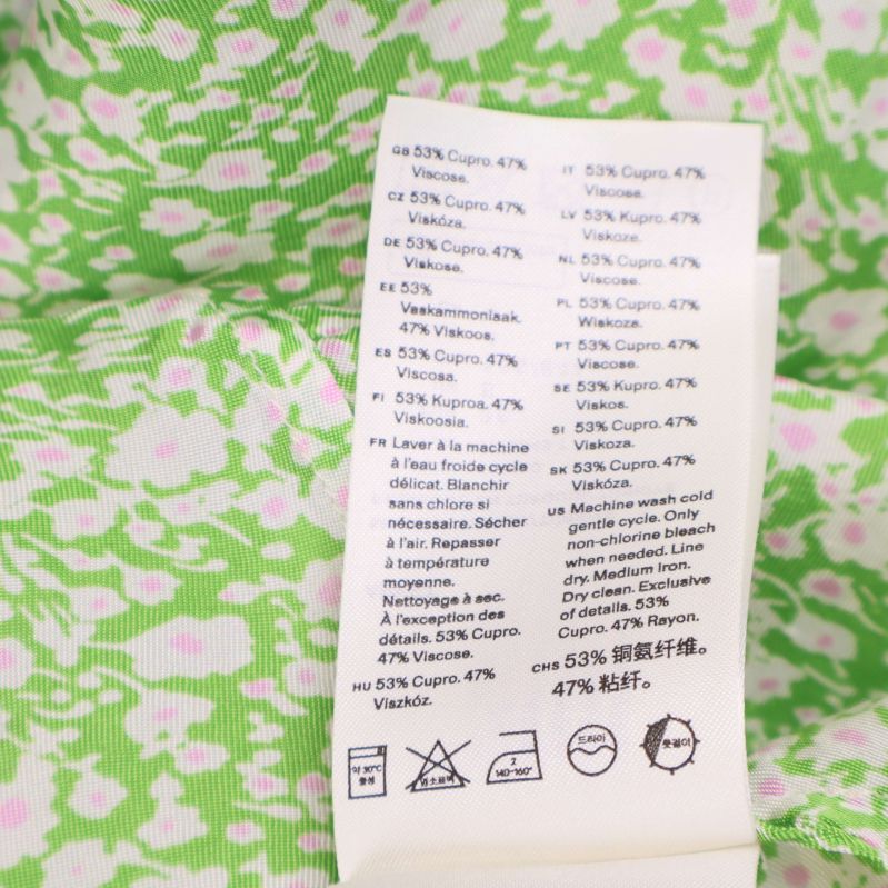 Materiallapp med information om tygsammansättning i klänningen