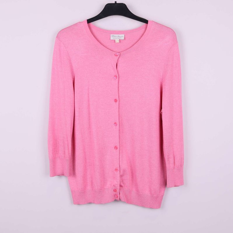Framsidan av rosa cardigan med knappar