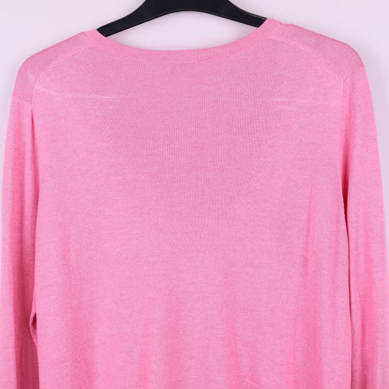 Närbild på ryggparti av rosa cardigan
