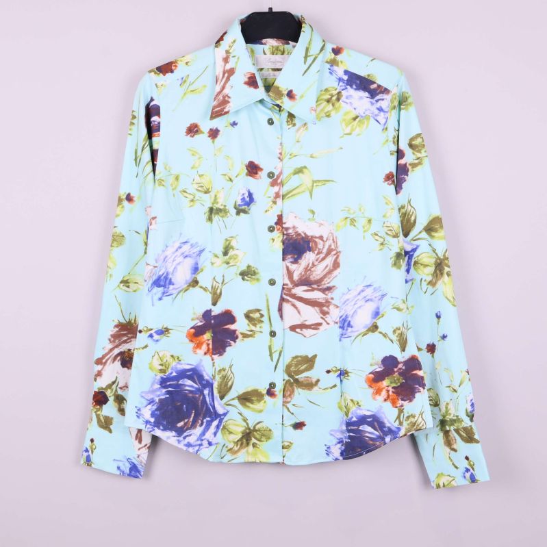 Skjorta med blommigt mönster framifrån på galge