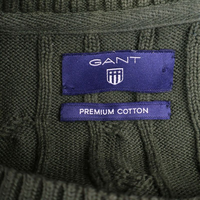 Närbild på GANT-etikett och märkning premium cotton