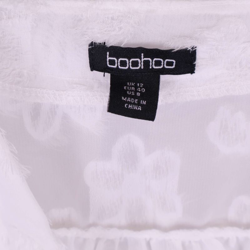 Blus med boohoo-märke och storleksetikett