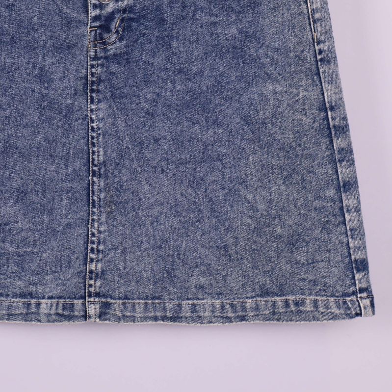 Nedre delen av blå denimkjol, närbild