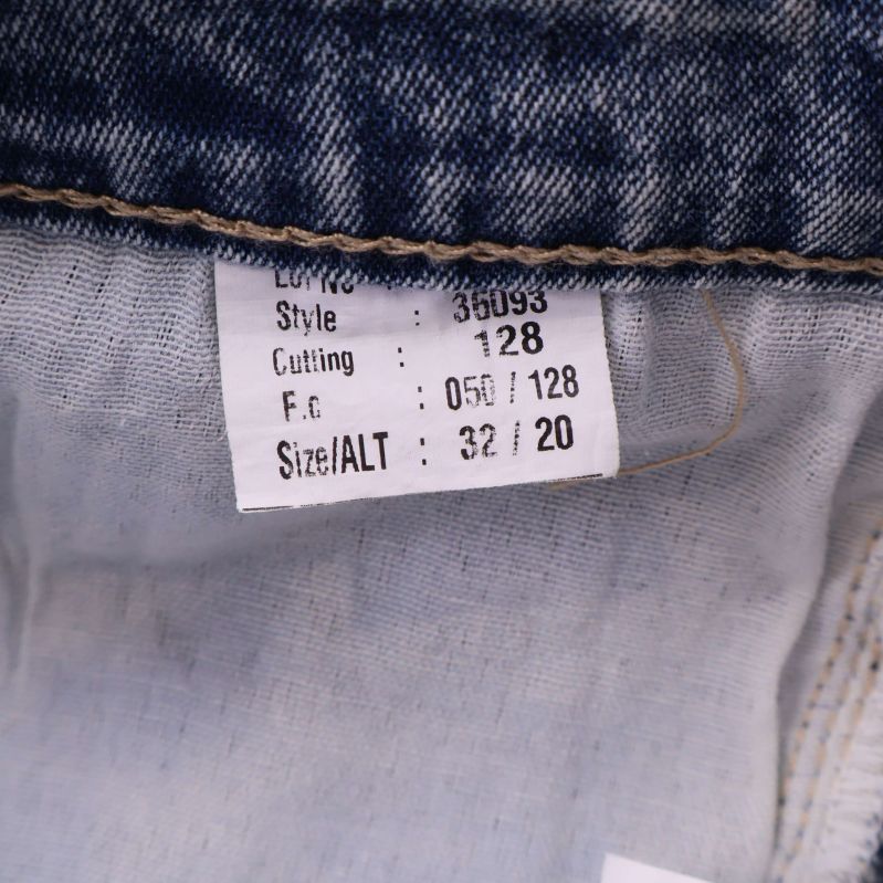 Storleksetikett på denimkjol med nummerserie