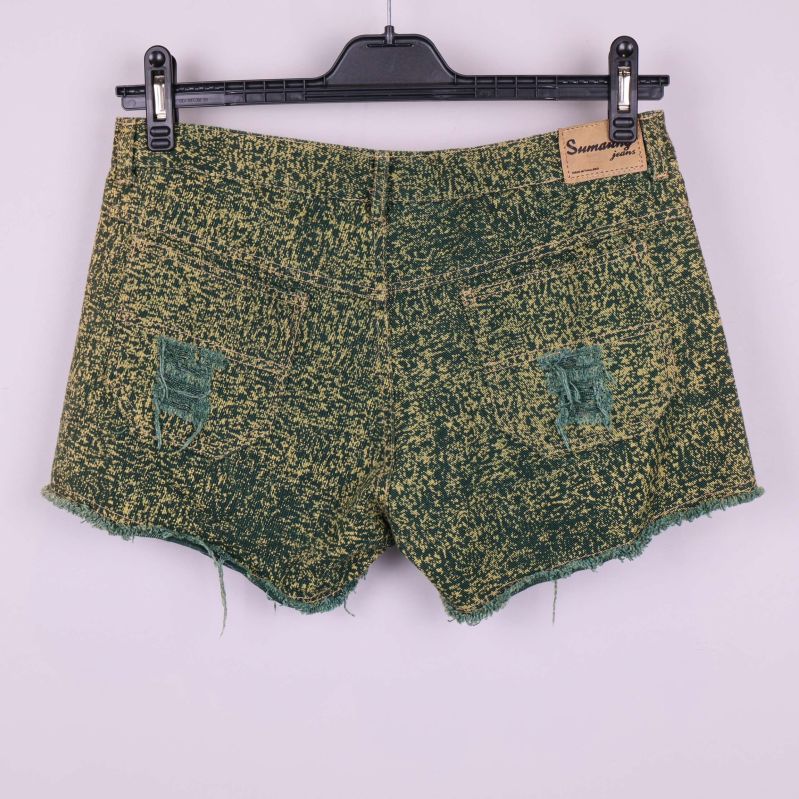 Baksidan på gröna shorts med fickor och fransig kant