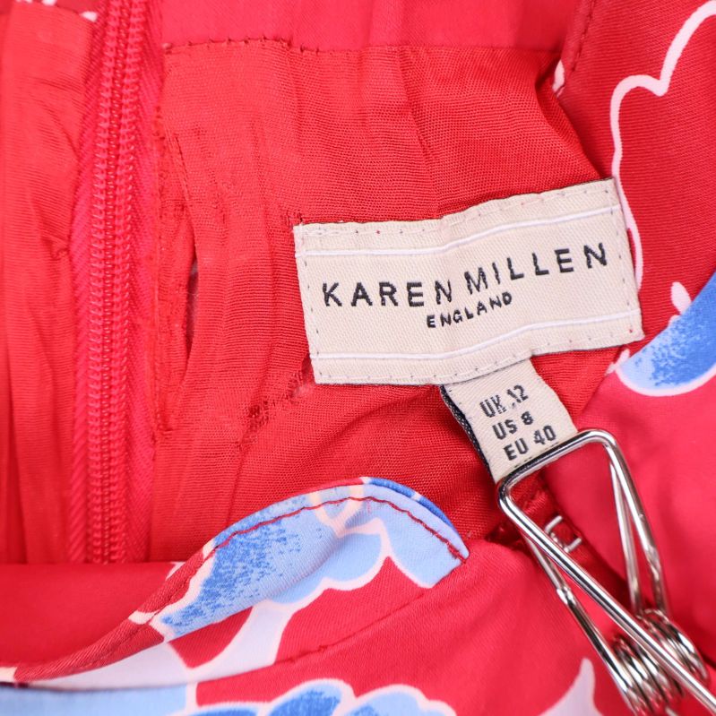Upprepad närbild på Karen Millen etikett och storlek