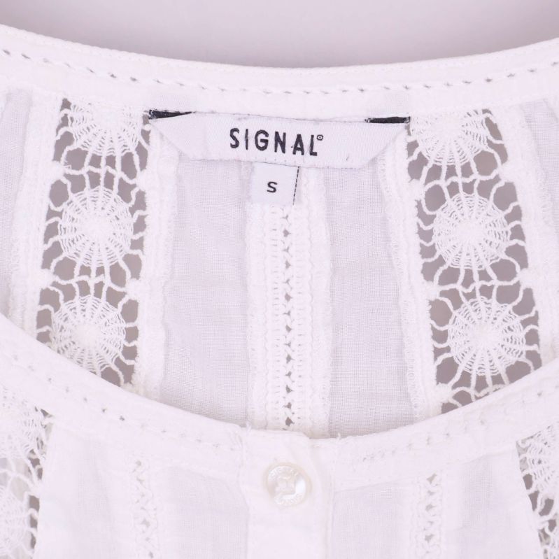 Närbild på Signal-märke i halsen och spets