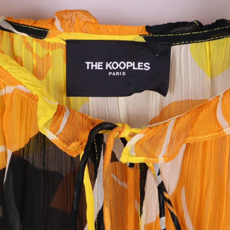 Närbild på The Kooples etikett vid halsen på blusen