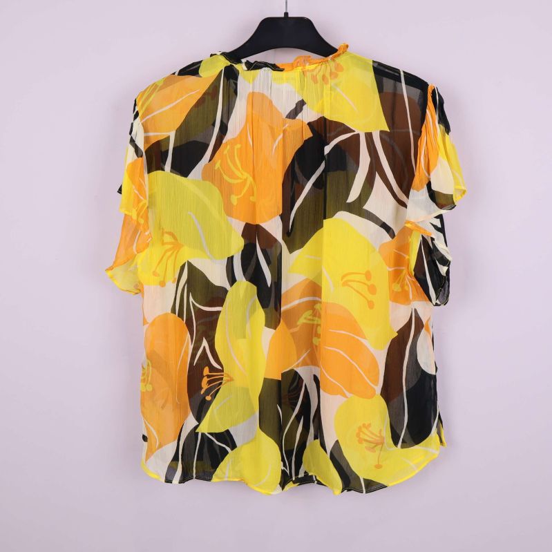Baksida av blommig blus i gula och orange toner