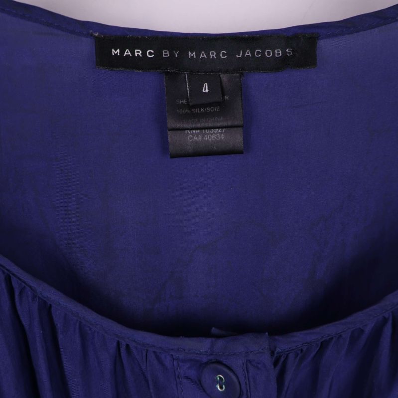 Närbild på märkesetikett Marc by Marc Jacobs