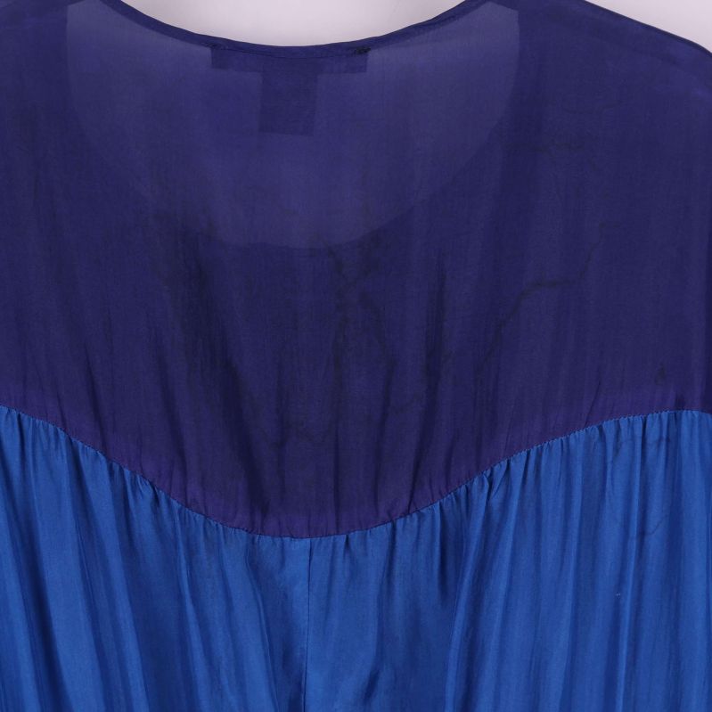 Baksida övre del av blus med transparent tyg