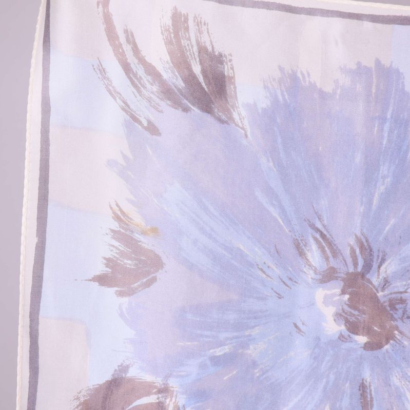 Närbild på blått och brunt blommigt mönster på scarves