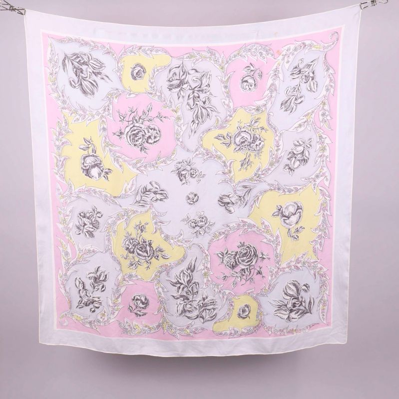 Scarf med detaljerat pastellmönster och blommiga inslag