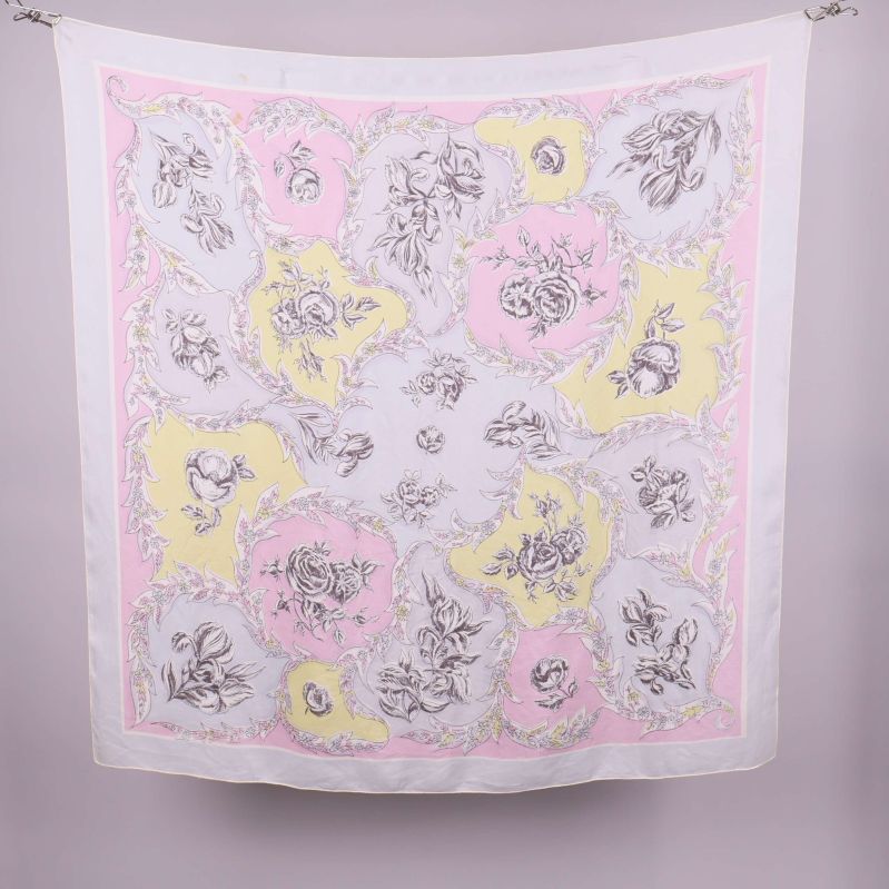 Scarf vikt i spiral med rosa och gula fält