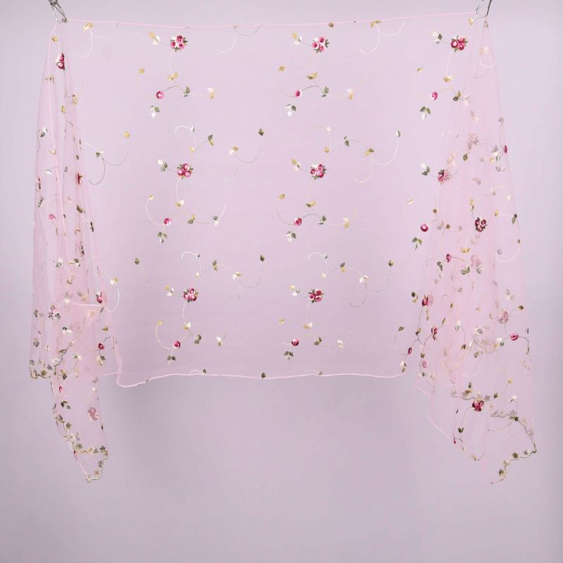 Utbredd sjal med broderade detaljer och vågig kant