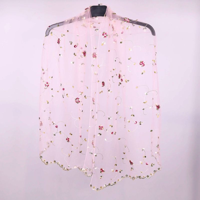 Ljusrosa sjal med broderade blommor på galge