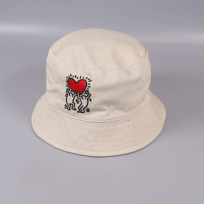 Bucket hat beige med röd hjärtbrodyr på framsidan