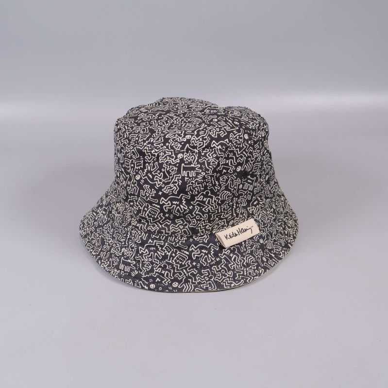 Bucket hat insida med grafiskt mönster och etikett