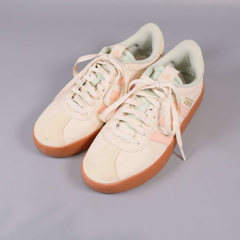 Sneakers i ljusa färger med rosa ränder och brun sula