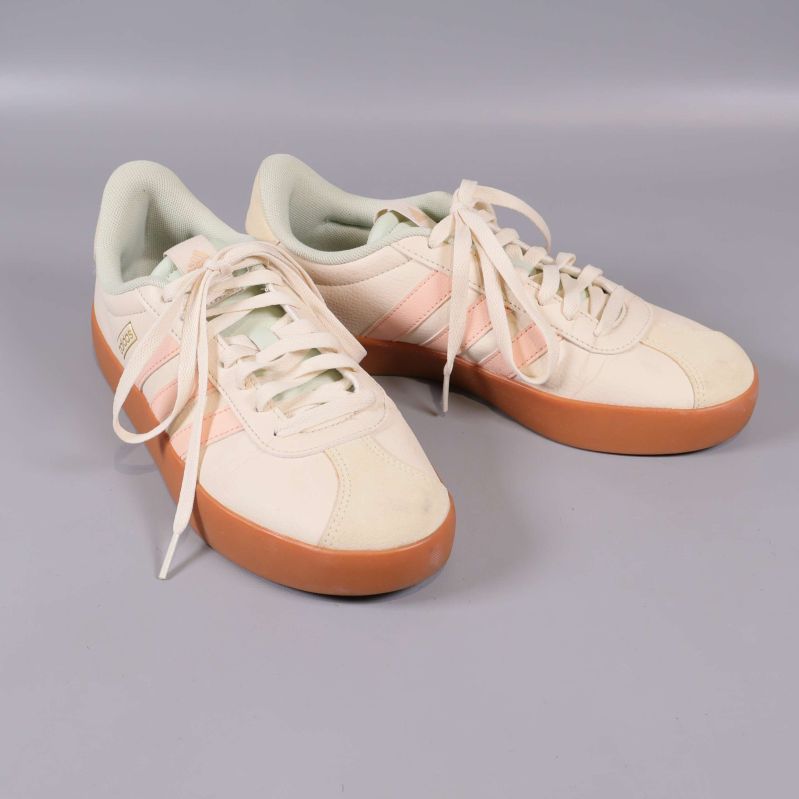 Sneakers från sidan med rosa ränder och brun yttersula