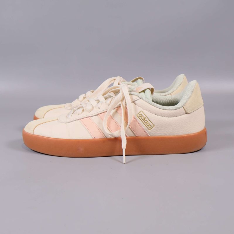 Sneakers från sidan med synliga ränder och vit ovandel