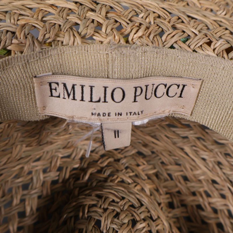 Närbild på etikett inuti hatten med texten Emilio Pucci