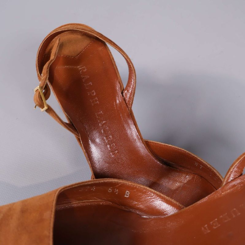 Närbild insida av sandaler där Ralph Lauren är präglat