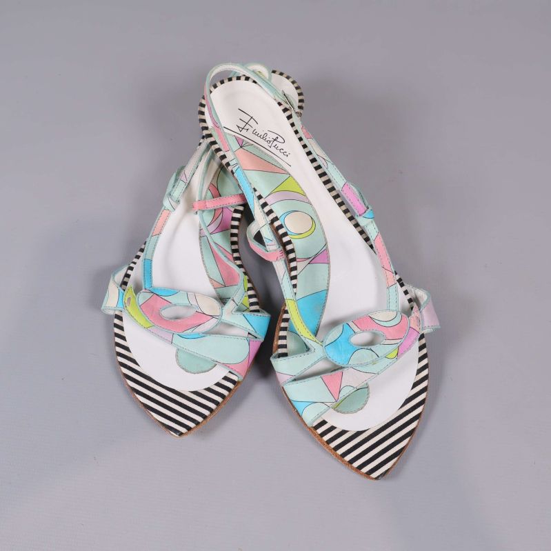 Sandaler med slingback och flera pastellfärger ovanifrån