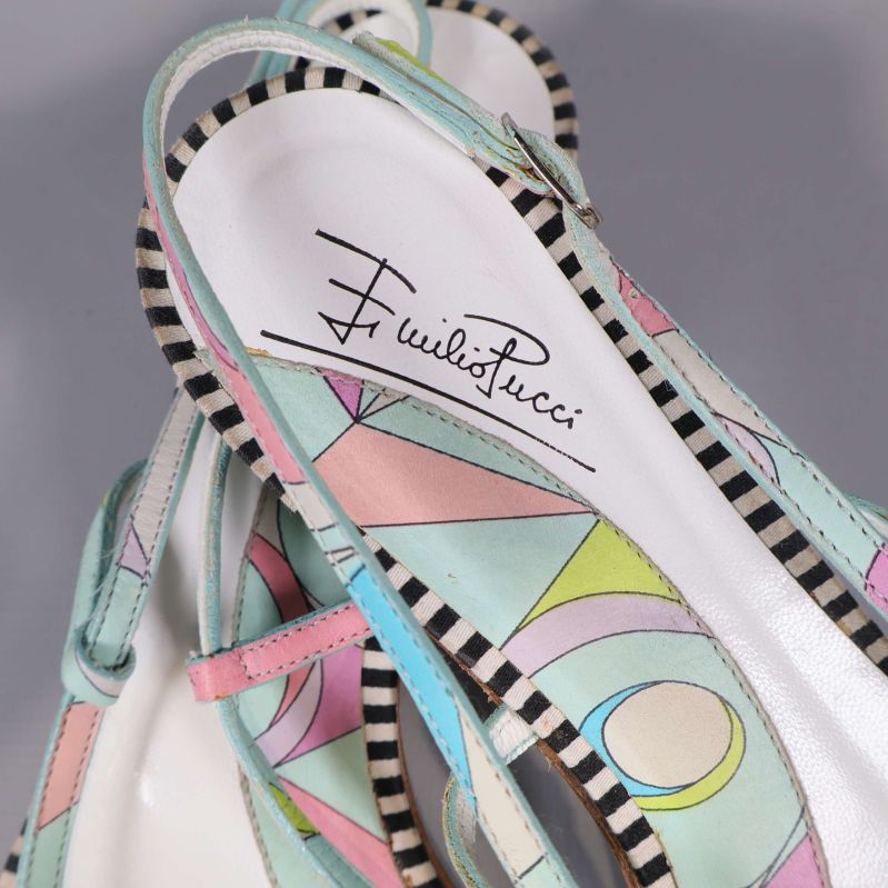 Närbild av sandaler med Emilio Pucci-logotyp