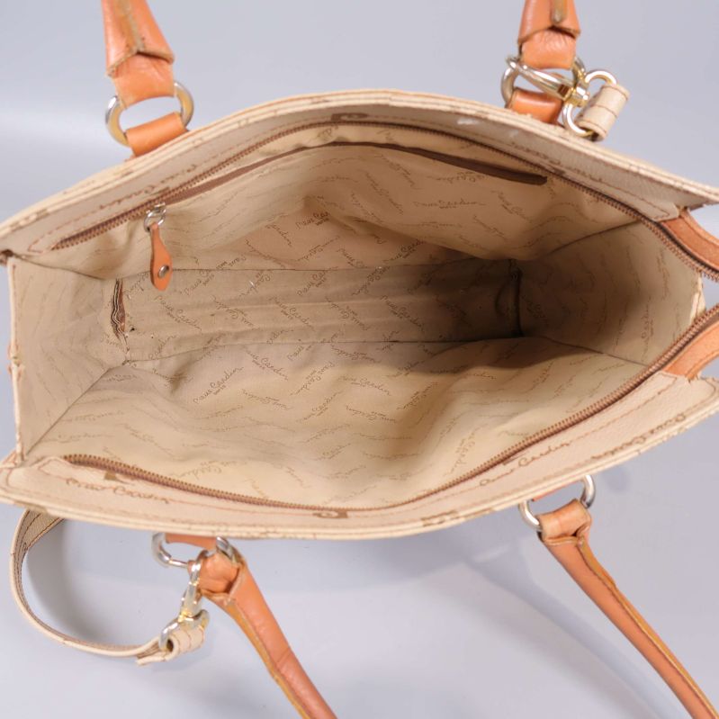Invändigt fack i beige väska med ljus textil