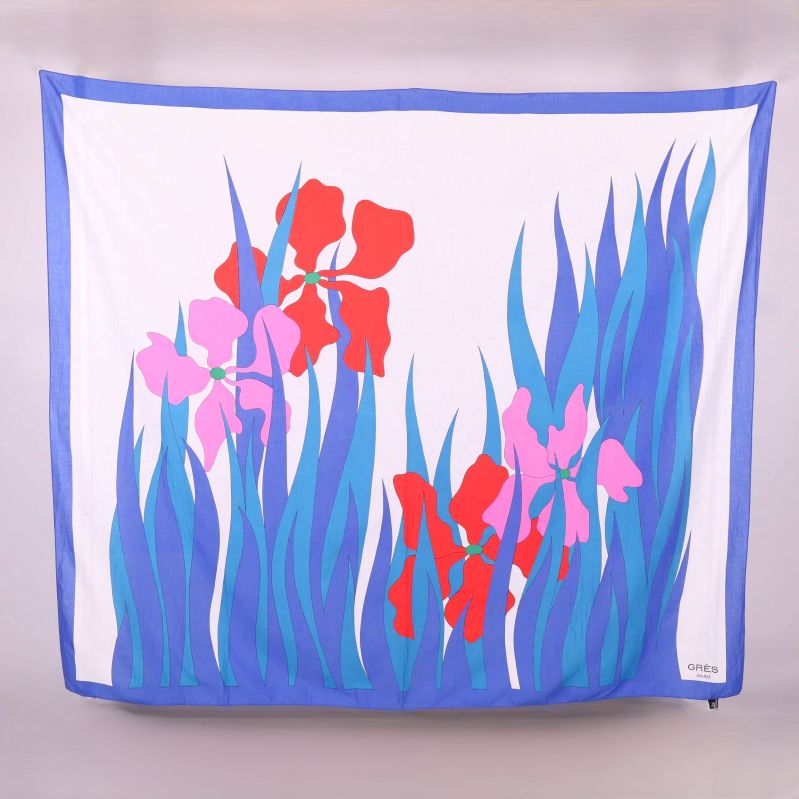 Stor scarf med blå kanter, blommönster och vit bakgrund