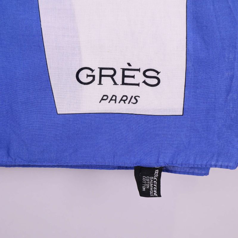 Närbild på blå kant med texten Grès Paris