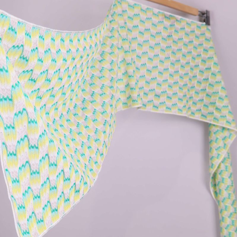 Diagonal närbild på mönstrad Missoni halsduk