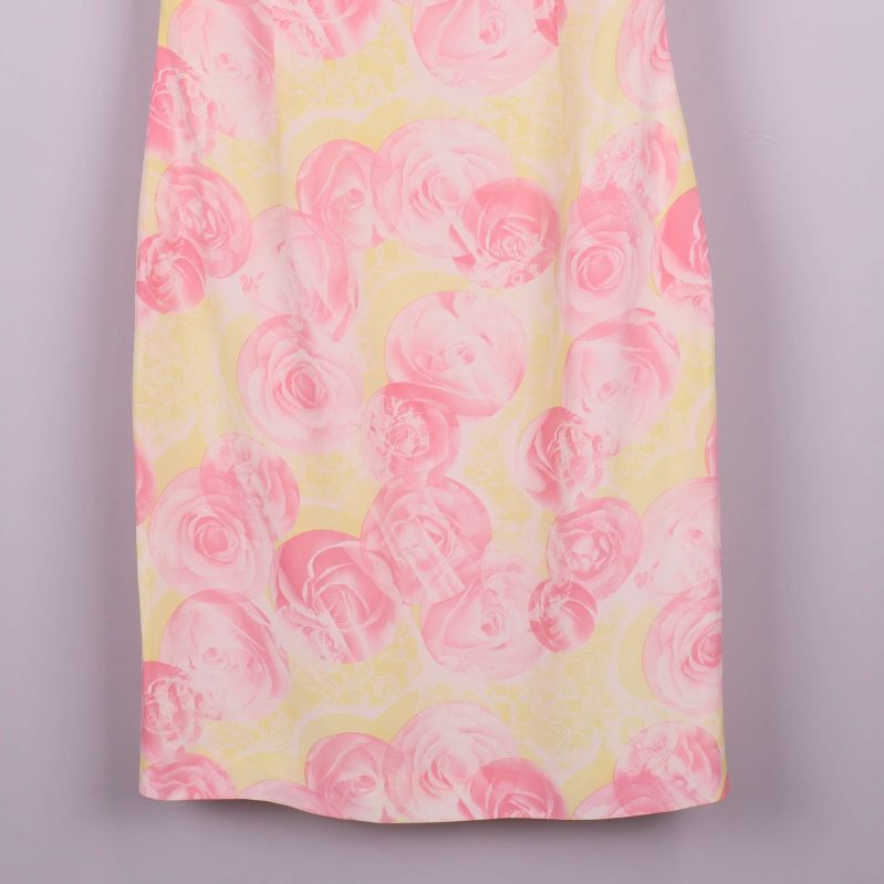 Närbild på nederdelen av klänningen med blommigt mönster