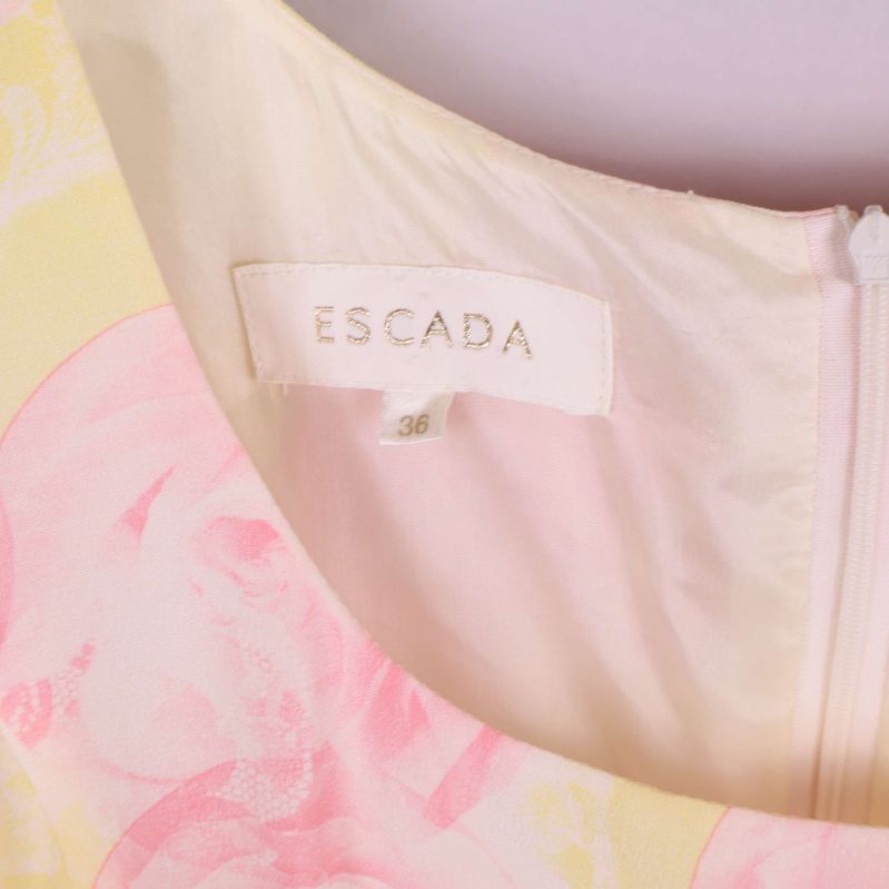 Närbild av Escada-etikett och storlek 36 i nacken