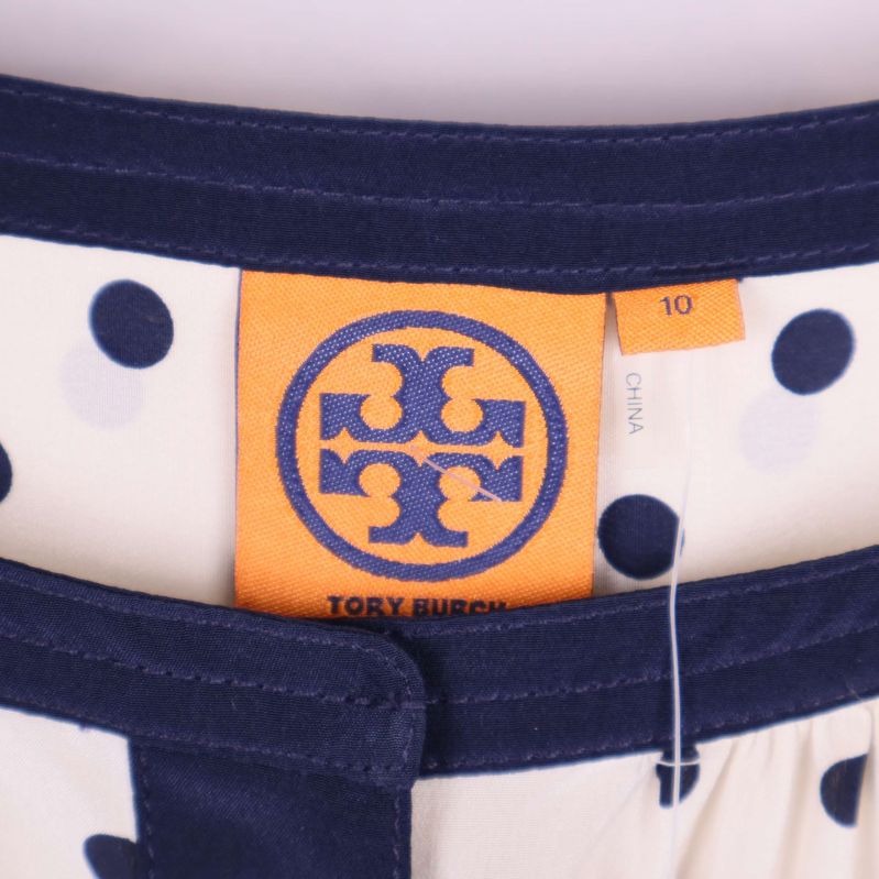 Närbild på etikett i halsringningen Tory Burch
