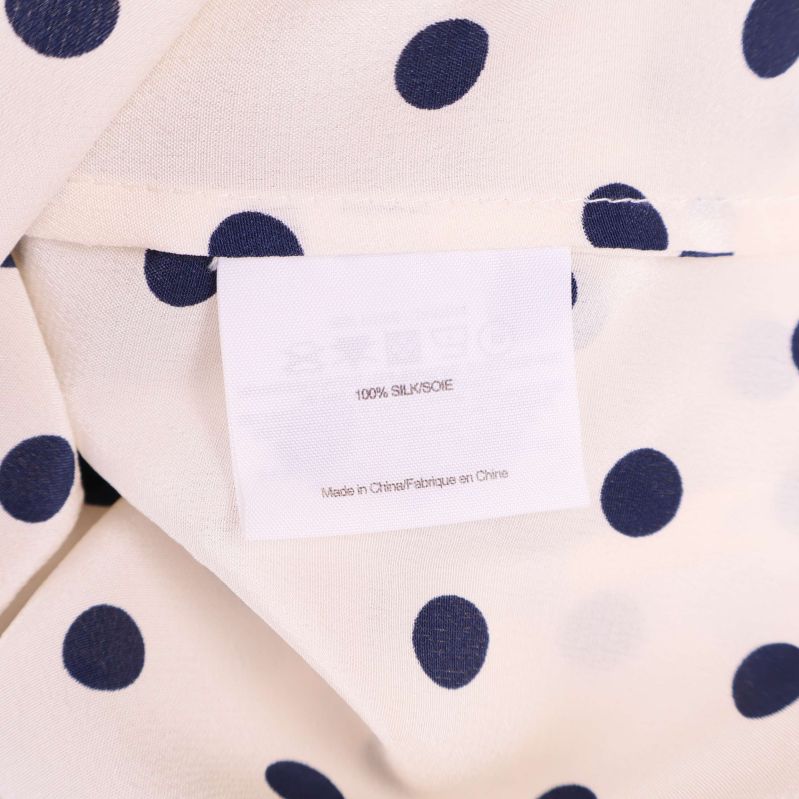 Materialetikett med texten 100% silk